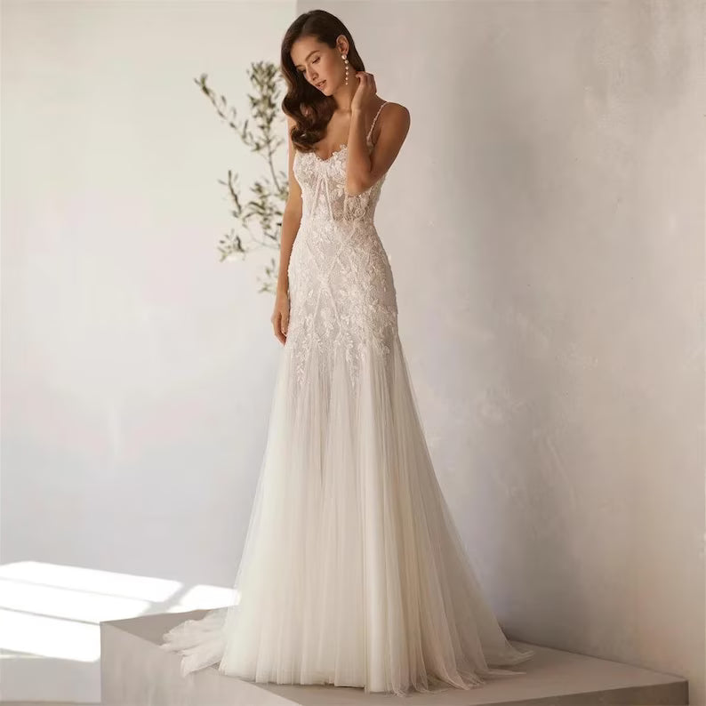 Elegant Lace Wedding Dress Lace Appliqué Overlay, Classic Tulle Bridal Gown, Romantic Train, Elegant Princess