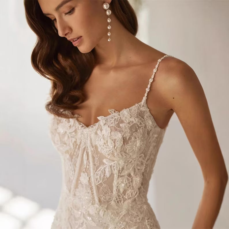 Elegant Lace Wedding Dress Lace Appliqué Overlay, Classic Tulle Bridal Gown, Romantic Train, Elegant Princess